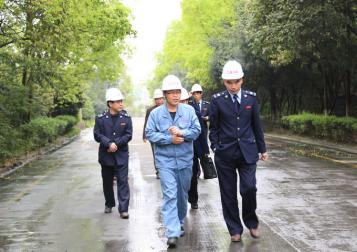 大龙开发区地税分局党员干部深入贵州红星发展大龙锰业